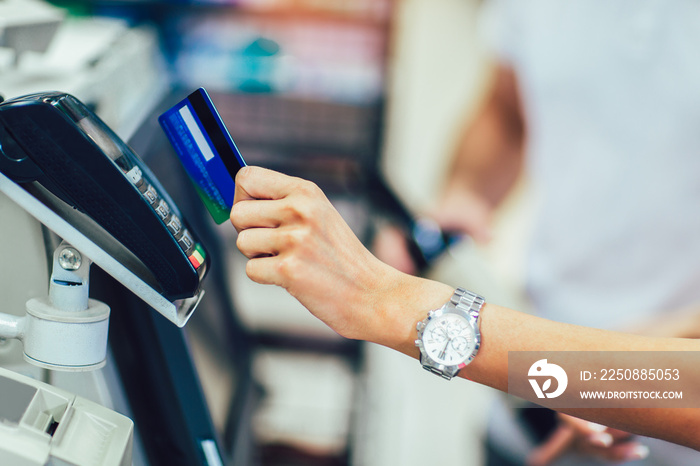 使用NFC技术的非接触式信用卡支付的客户之手。
