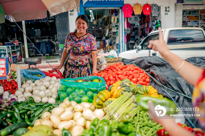 Mujer guatemalteca vende verduras en el mercado de Chichicastenango.