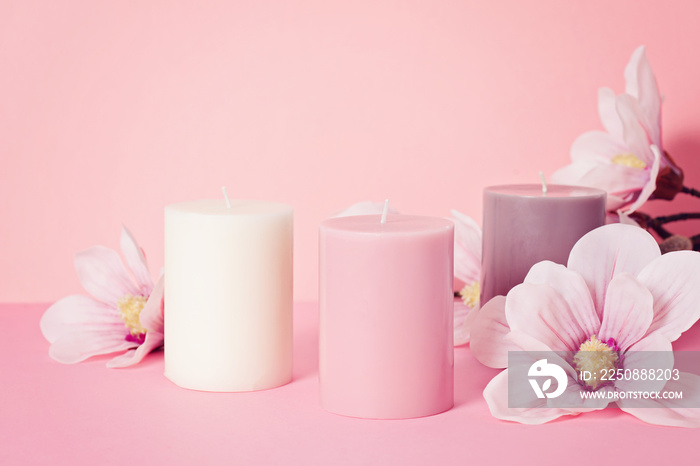 柔和粉红色背景上精致的花香蜡烛