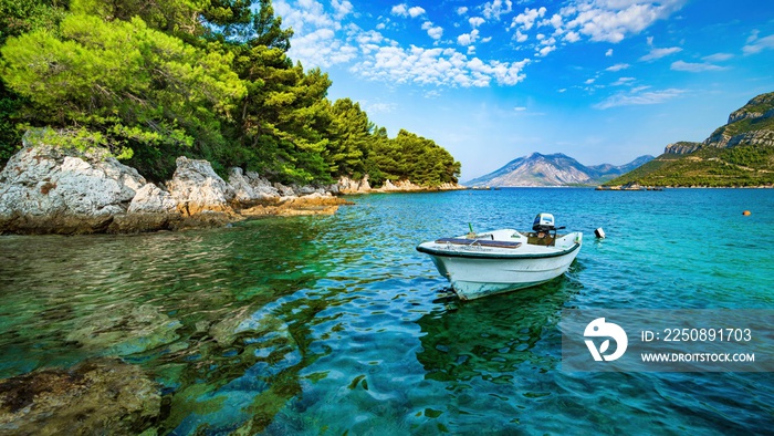 Wybrzeże i morze Chorwacji z kamienną plażą i niebieskim niebem z białymi chmurami