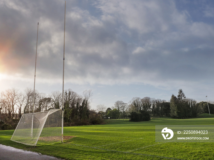 爱尔兰国家体育队在绿草训练场上的球门柱。概念练习橄榄球，投掷，ca