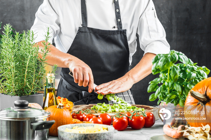 Chef Koch schneidet frischen sellerie in der restaurant küche