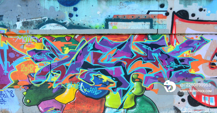 涂鸦画片段。街头艺术风格的油漆污渍装饰的旧墙c