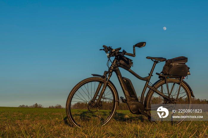 波希米亚南部Ceske Budejovice市上空日落的Ebike