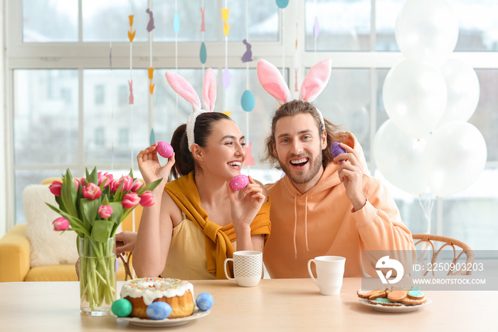 兔子耳朵里的幸福夫妇，复活节彩蛋坐在桌子旁