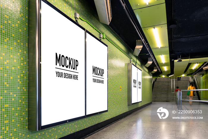 位于地下大厅或地铁内的空白广告牌，用于广告、实体模型概念、微光spe