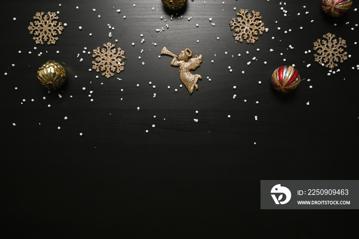 深色背景上的金色圣诞饰品装饰。复制空间。