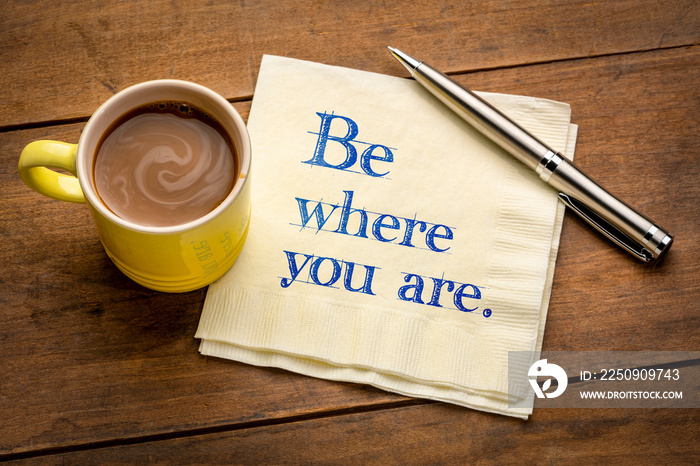 在你所在的地方——在餐巾上写下鼓舞人心的笔迹，配上一杯咖啡，就在当下