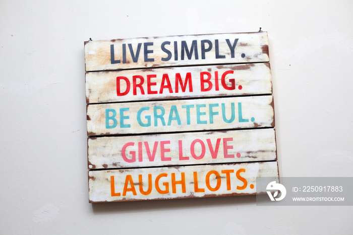 活得简单，梦想远大，感恩，给予爱，开怀大笑。励志话语
