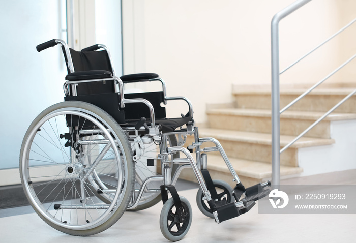 医院里的空现代轮椅
