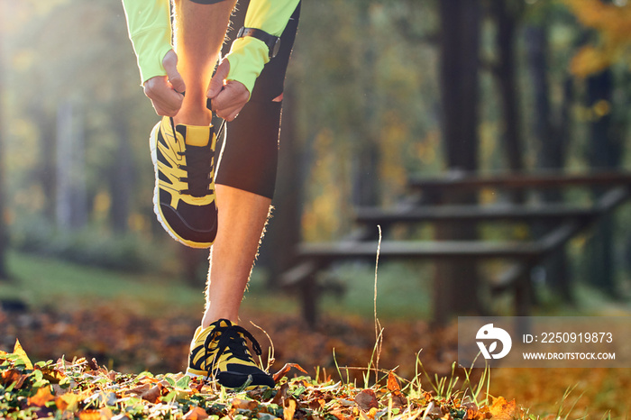 准备在秋天的彩色公园慢跑。