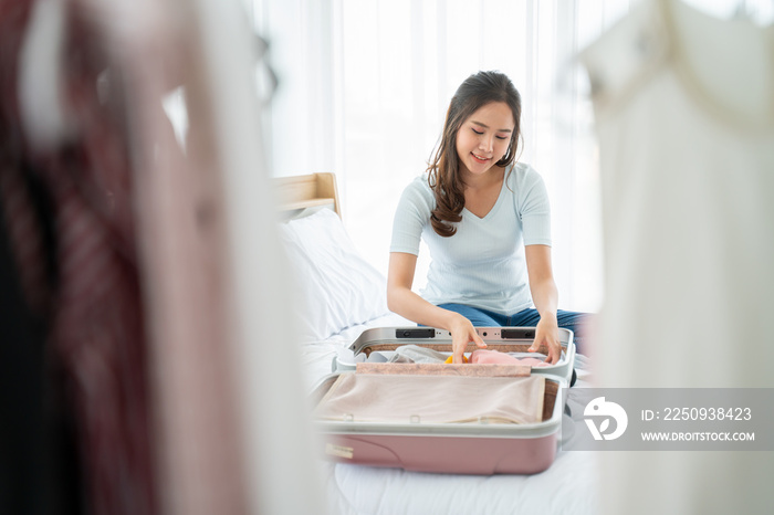 旅行者、人、旅游和度假概念。快乐的女人准备带着行李箱旅行。女性双手