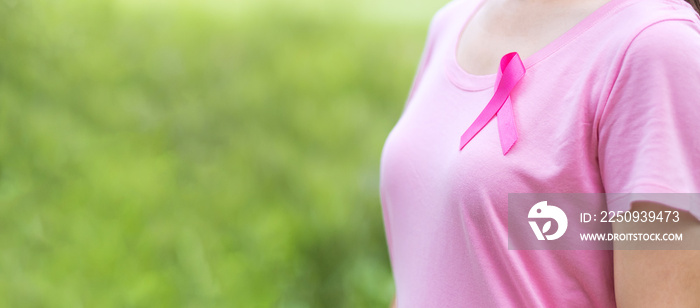 十月乳腺癌症宣传月，穿着粉红色T恤和粉色丝带的成年女性支持p