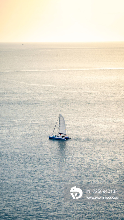 最小的帆船游艇在平静的海面上出售，从Phrom山的上方拍摄这张照片