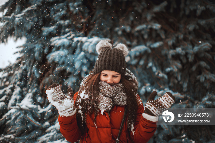 冬天童话中一个美丽女孩的画像。女孩在玩雪。冬天和雪的喜悦