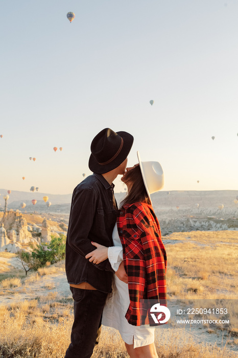 婚礼旅行。蜜月旅行。情侣在气球中坠入爱河。一个男人向一个女孩求婚。情侣在l