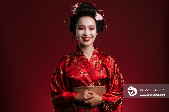 穿着日本传统和服微笑的美丽艺妓形象