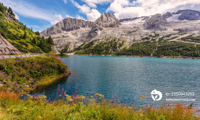 Dolomites阿尔卑斯山令人惊叹的自然风光。费代亚湖和马尔莫拉达山的夏季景色。图片