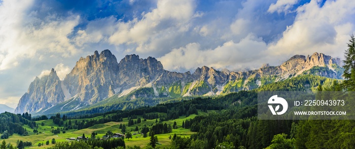 南部Cortina dAmpezzo的基督山多洛米蒂山脉的草地和岩石全景