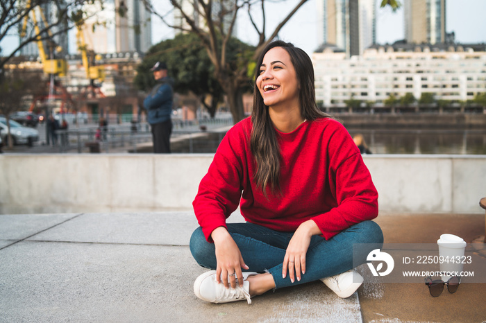 年轻拉丁女人的肖像。