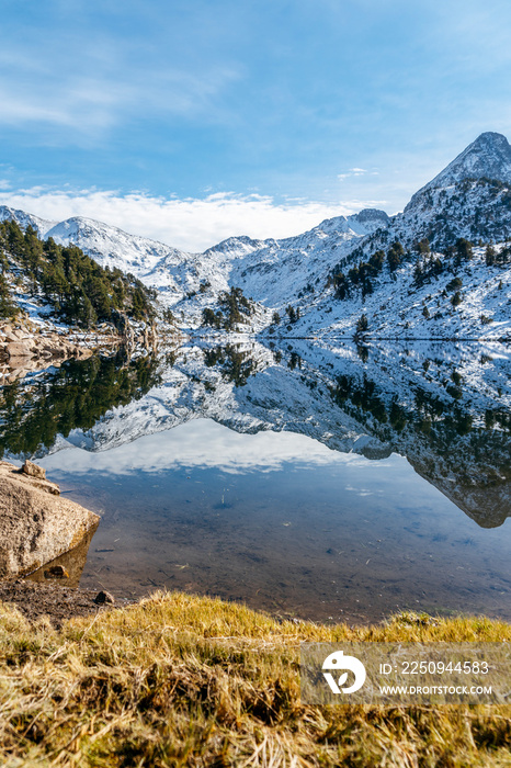 Val dA比利牛斯山脉美丽的巴西佛湖中的雪山倒影