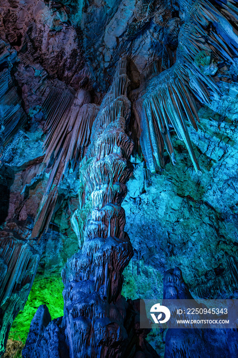 直布罗陀上岩自然保护区。探索老圣迈克尔斯洞穴。