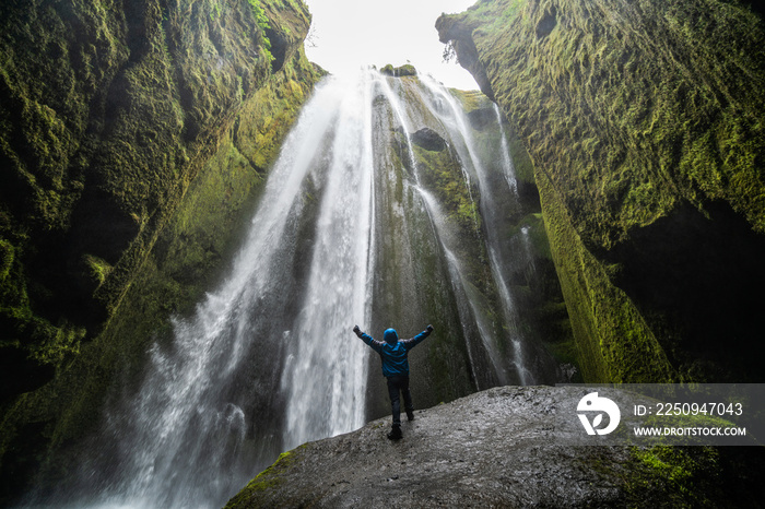 游客被冰岛的Gljufrabui瀑布惊呆了。它位于风景优美的Seljalandsfoss waterf