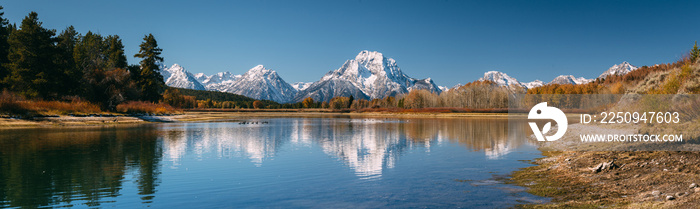 Oxbow Bend viewpoint on panorama with mt. Moran, Snake River and its wildlife during autumn, Grand T