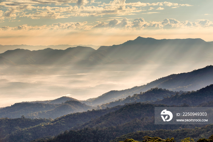 日落时的群山和薄雾，Chia高山Doi Luang Chiang Dao的景观