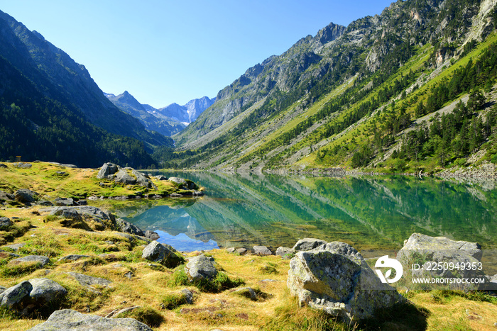 夏天高贝湖的景色，背景是维涅梅尔山。法国比利牛斯山。