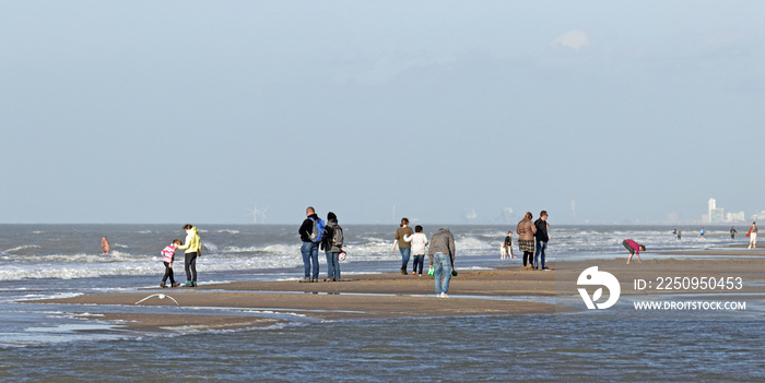 Noordwijk附近海滩的秋天；IJmuiden和赞德沃建筑的地平线上的烟囱