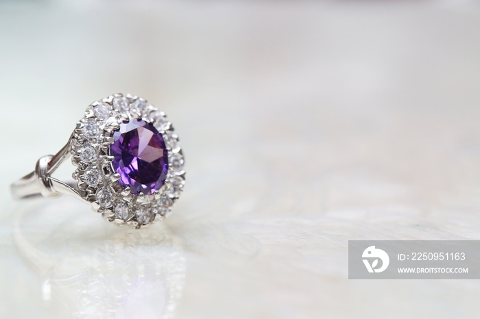 钻石戒指上的紫色宝石