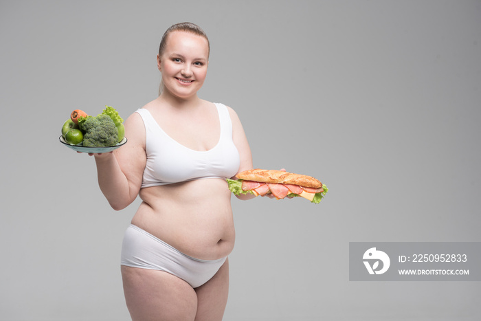 女孩在健康和不健康食物之间做出选择