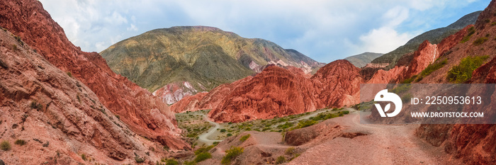 阿根廷Jujuy Purmamarca村彩色山丘和山脉的全景库存照片。L