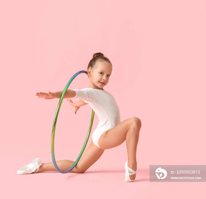 小女孩用呼啦圈做体操