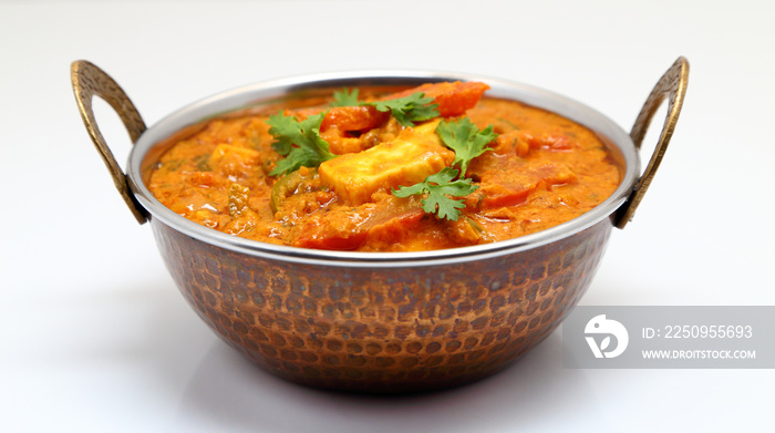 装在铜黄铜碗里的印度菜或印度咖喱。