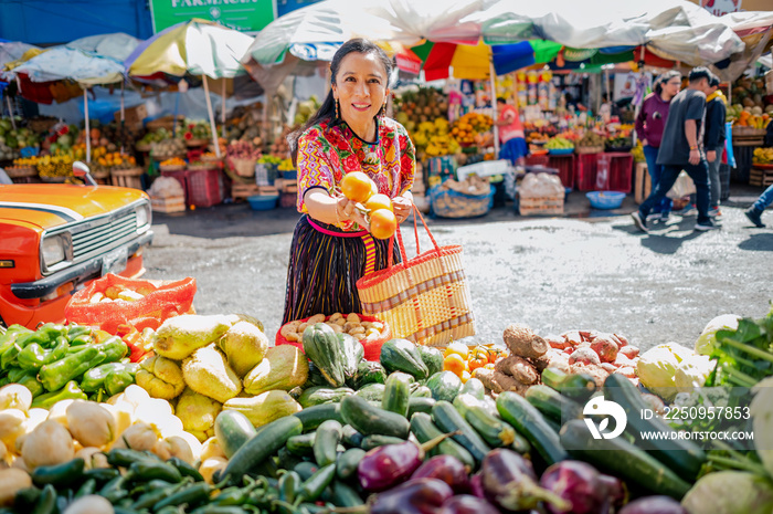 Mujer Latina en mercado central de Guatemala. 