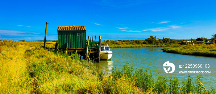 钓鱼小屋和运河-美丽的法国风景-夏朗德海事