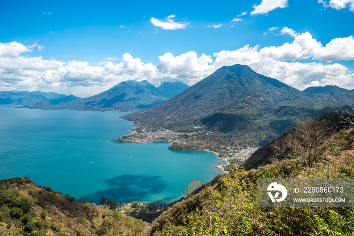 圣佩德罗、阿提特兰和托利曼三大火山在阿提特兰湖的景色-你可以看到s