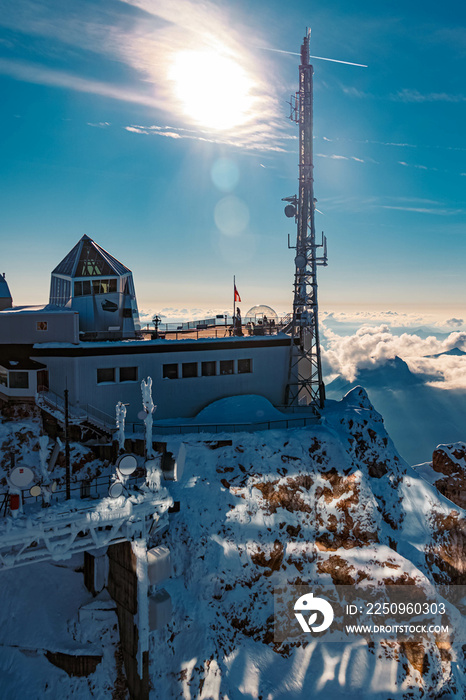 在澳大利亚蒂罗尔州埃尔瓦尔德附近著名的德国山顶Zugspitze山顶，可以看到美丽的高山夏季景色