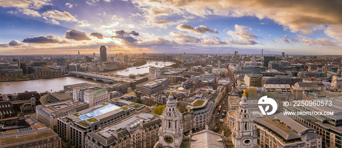 英国伦敦——日落时从圣保罗大教堂拍摄的伦敦市中心天际线全景