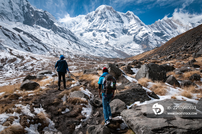 人们在喜马拉雅山区徒步旅行