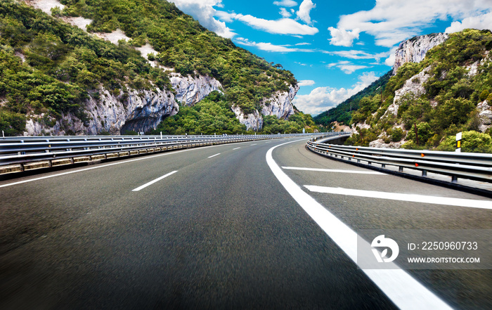 Carretera entre las montañas. Curva de la autovía hacia el destino.Concepto de disfrutar del paisaje