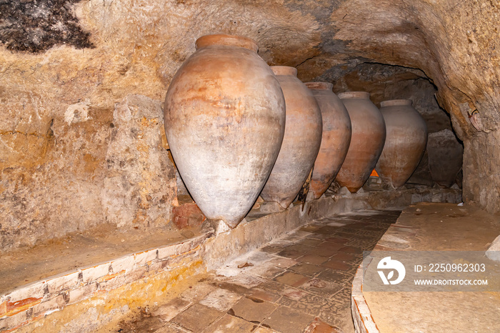 Requena下方洞穴中的这些旧石花瓶是用来储存葡萄酒的，西班牙