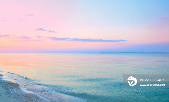 色彩缤纷的海滨日出。