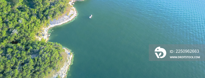 美国得克萨斯州奥斯汀特拉维斯湖的全景空中悬崖和小船。树木，悬崖岩壁c