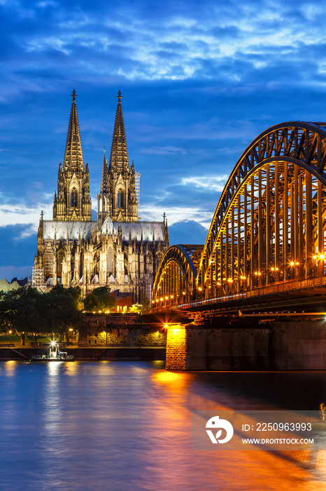 科隆大教堂城市天际线和黄昏港与德国莱茵河相连的霍亨佐伦大桥