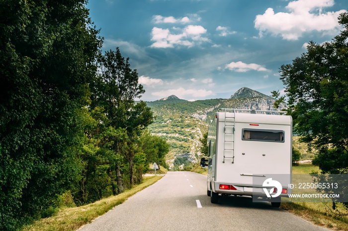 房车在法国山地自然景观的背景下行驶。