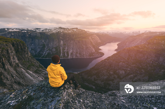 Trolltunga岩石上的唯一游客-挪威最壮观、最著名的悬崖。风景如画