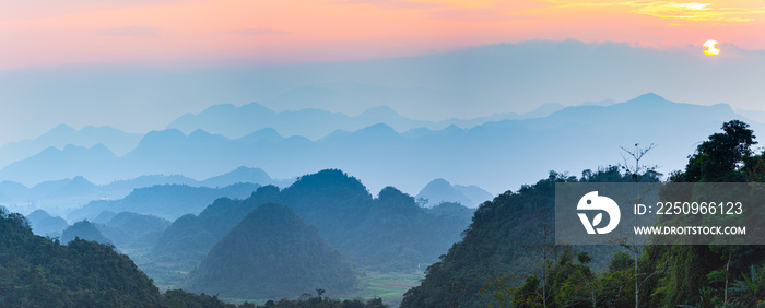 越南北部的河江喀斯特地质公园景观。山脉轮廓令人惊叹的风景薄雾